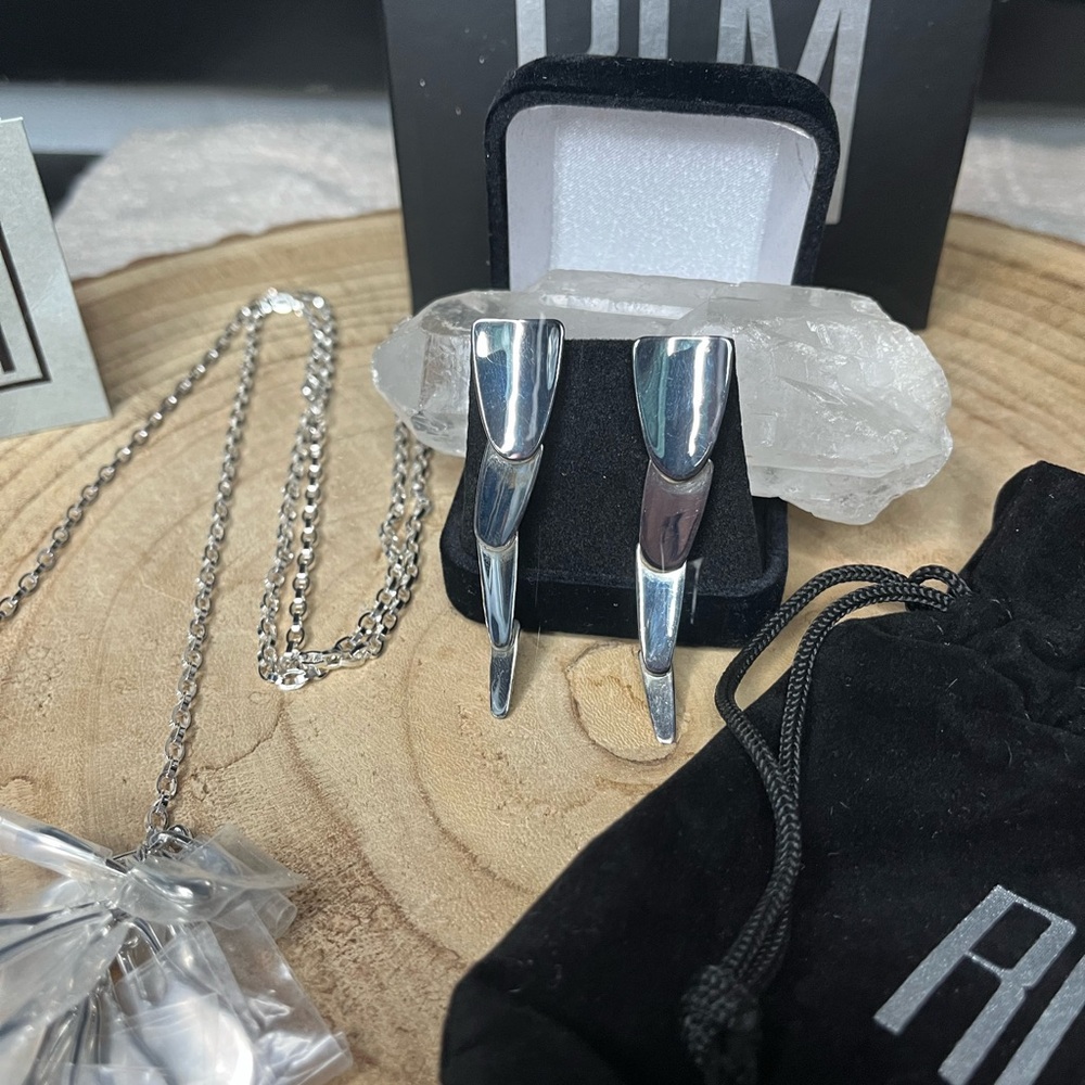 RLM Silver Jewelry Set with Necklace and Earrings - Picture 3 of 12